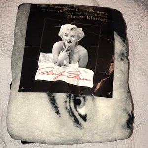 Marilyn Monroe Soft Throw Blanket